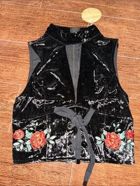 essue Black Velvet Sleeveless Lace-Up Crop Top with Rose Embroidery